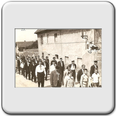 18.6.1961 při slavnosti 35. letého trvání obce - Trocnov - ve Cvrčovicích.     Průvod jde k památníku - kolem čp. 3.